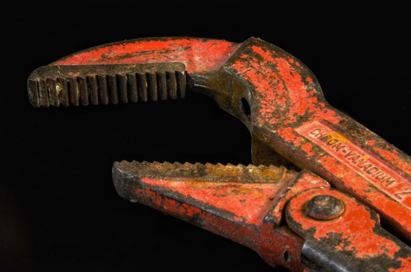 plombier-ROUGIERS-min_pipe-wrench-318084